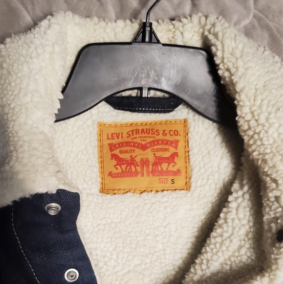 Levi's Vintage Fit Sherpa Trucker Jacket - Picture 5 of 5
